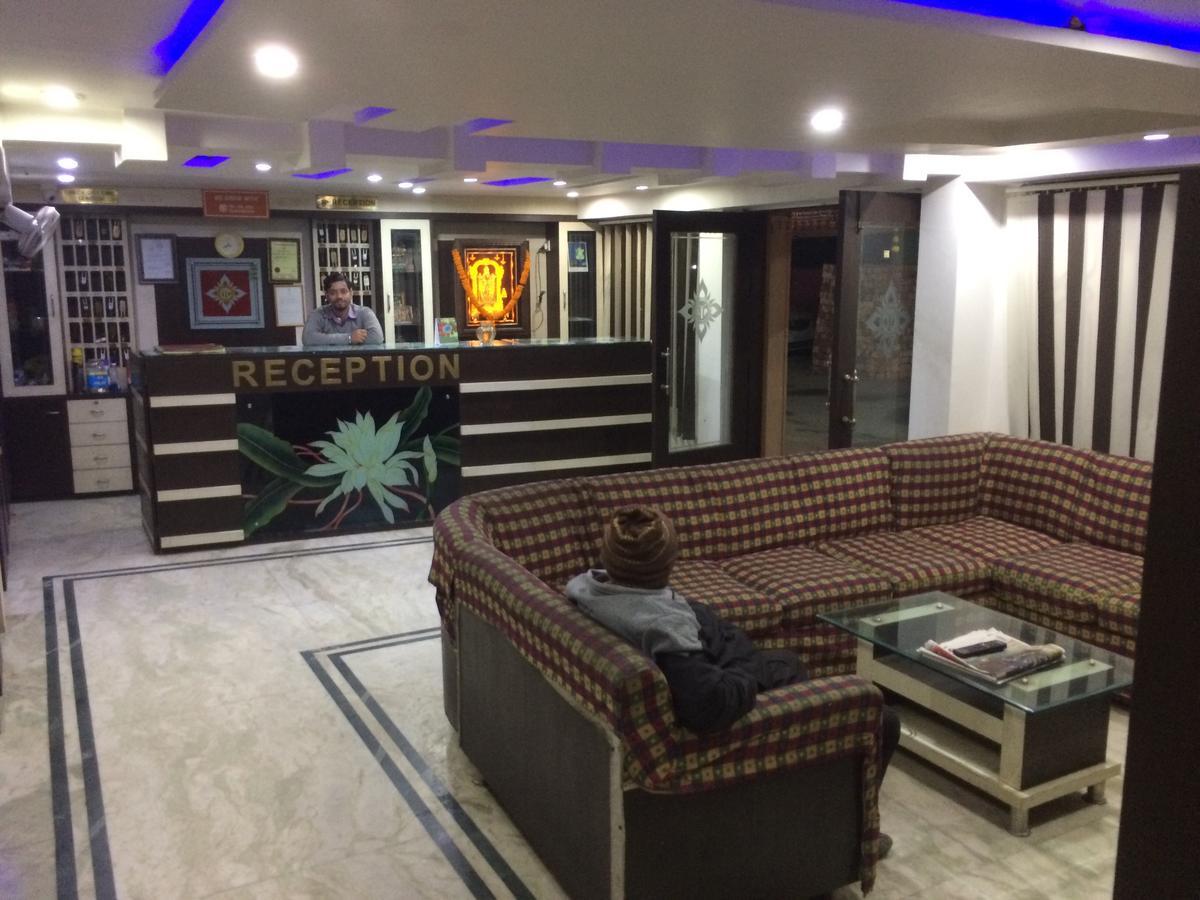 Oyo 16064 Tirupati Lodge Shiliguri Exterior foto